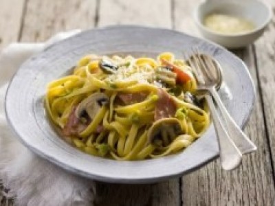 Паста фетучини с беконом в сливочном соусе