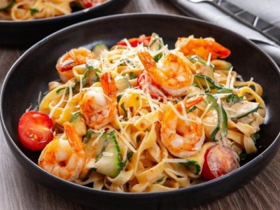 Паста Фетучини с креветками и помидорами в томатном соусе