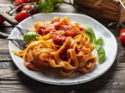 Паста фетучини с овощами в томатном соусе