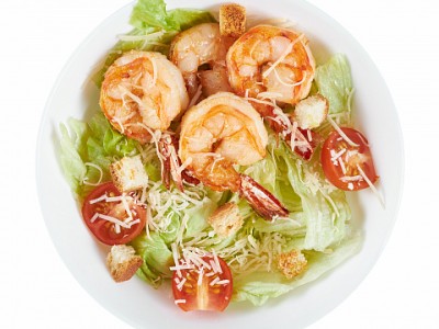 Салат Цезарь с креветками