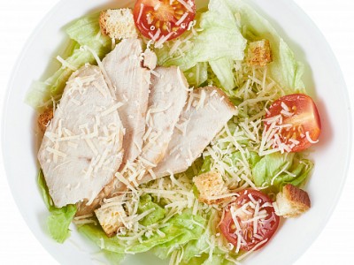 Салат Цезарь с курицей